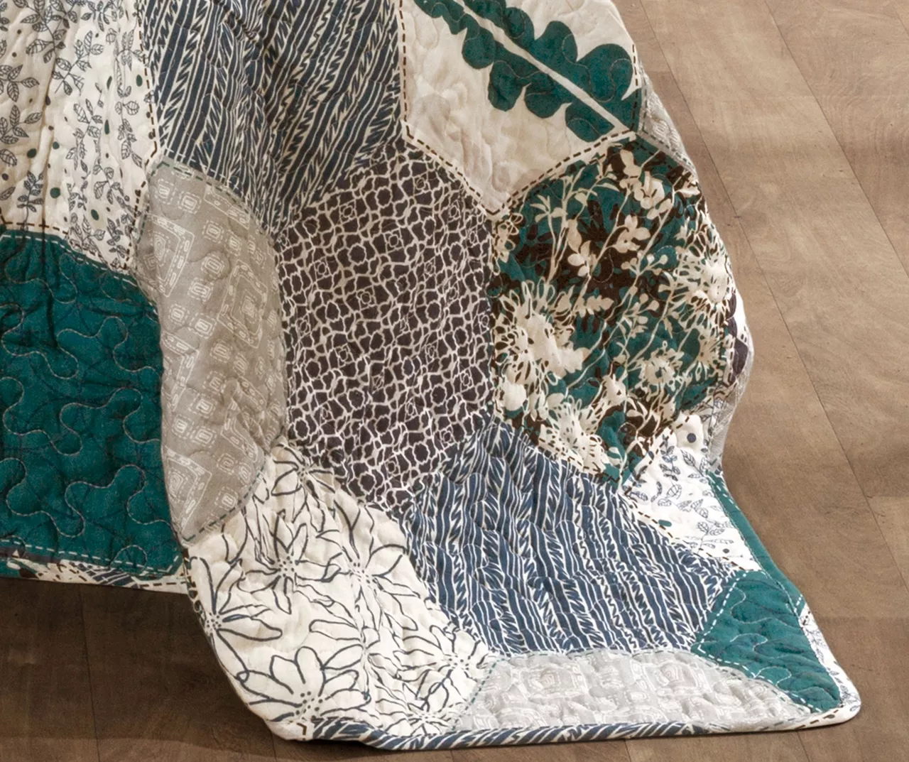 Briley Gray & Turquoise Geometric Hexagon Reversible Full/Queen 3-Piece Quilt Set 5 Briley Gray & Turquoise Geometric Hexagon Reversible Full/Queen 3-Piece Quilt Set - Image 3