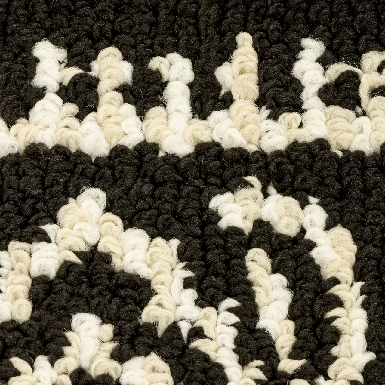 Broyhill Black & White Ornate Fascination Accent Rug 12 Broyhill Black & White Ornate Fascination Accent Rug - Image 10