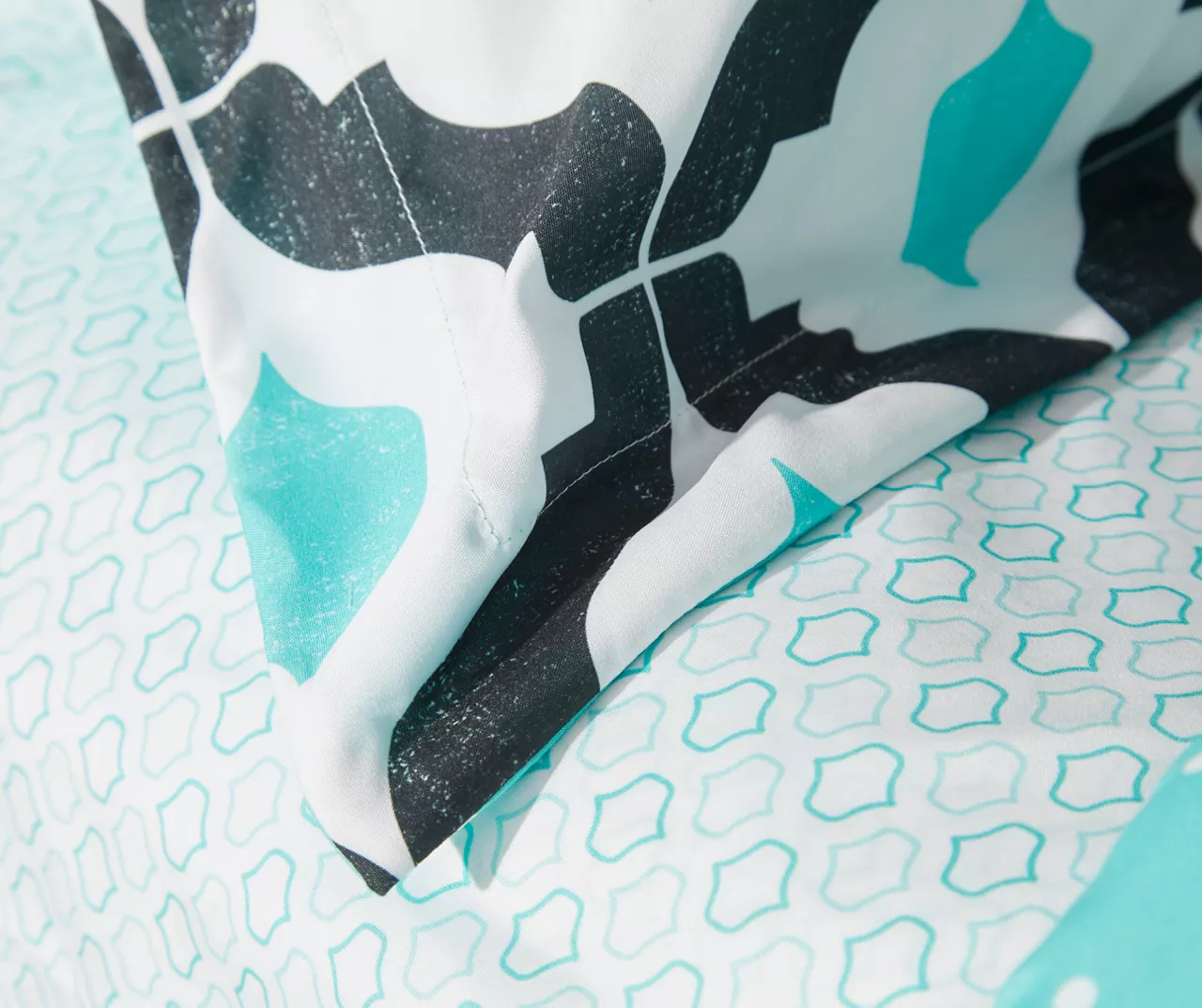 Blue & Black Arabesque Microfiber King 9-Piece Bed-in-a-Bag Set 6 Blue & Black Arabesque Microfiber King 9-Piece Bed-in-a-Bag Set - Image 4