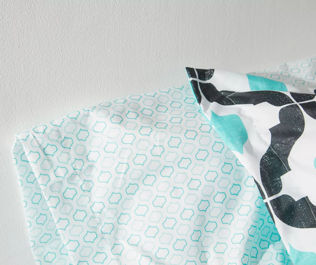 Blue & Black Arabesque Microfiber King 9-Piece Bed-in-a-Bag Set 7 Blue & Black Arabesque Microfiber King 9-Piece Bed-in-a-Bag Set - Image 5