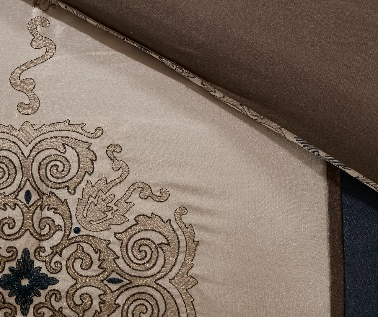 Perry Medallion Jaquard Comforter Set 15 Perry Medallion Jaquard Comforter Set - Image 13